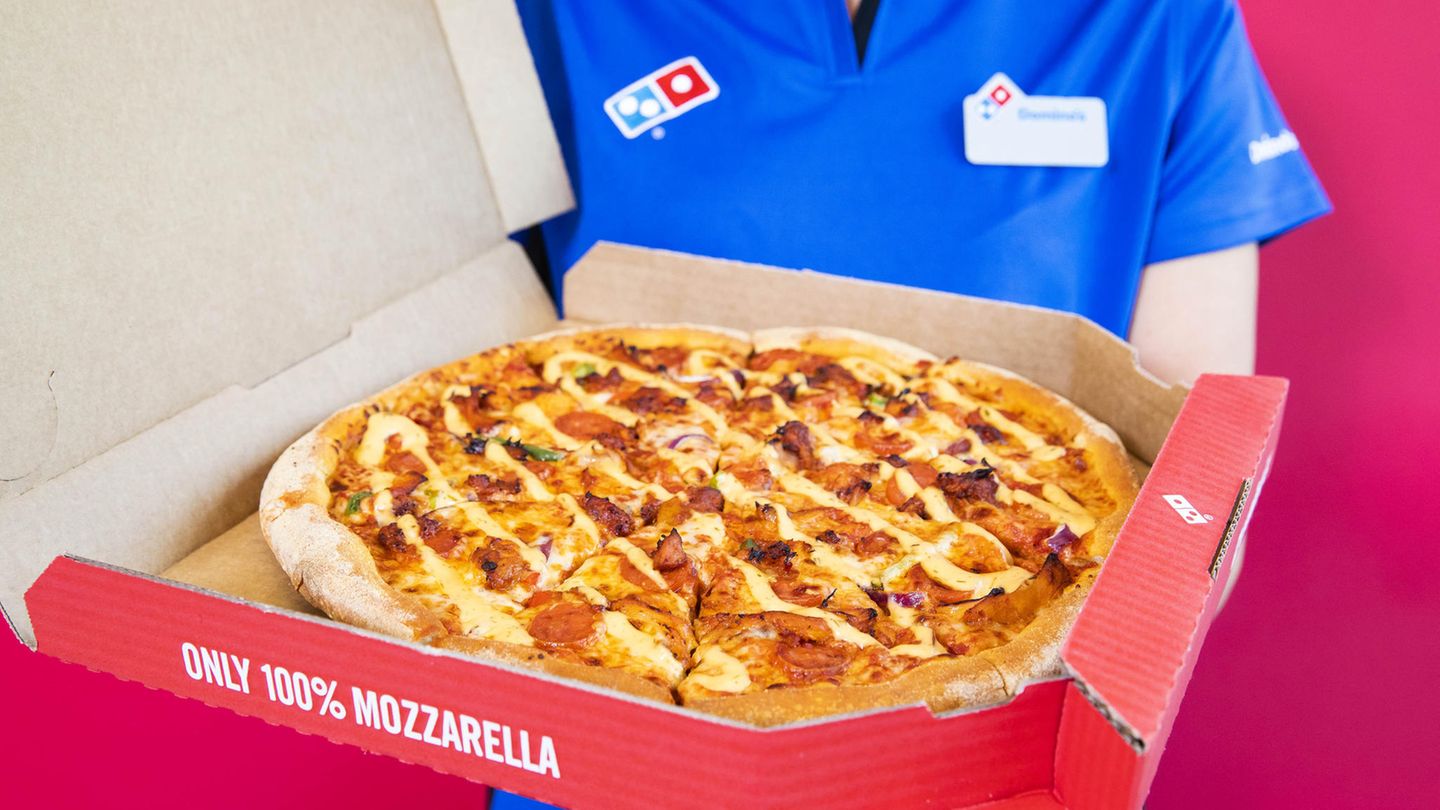 Ein Domino's-Mitarbeiter hält eine Pizza in der Hand. Der Brexit könnte zu Lieferengpässen führen.