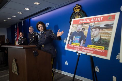 Die kanadische Polizei zeigt bei einer Pressekonferenz die beiden Gesuchten