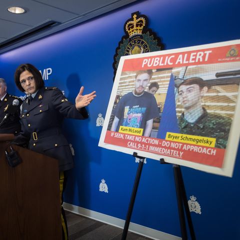 Die kanadische Polizei zeigt bei einer Pressekonferenz die beiden Gesuchten
