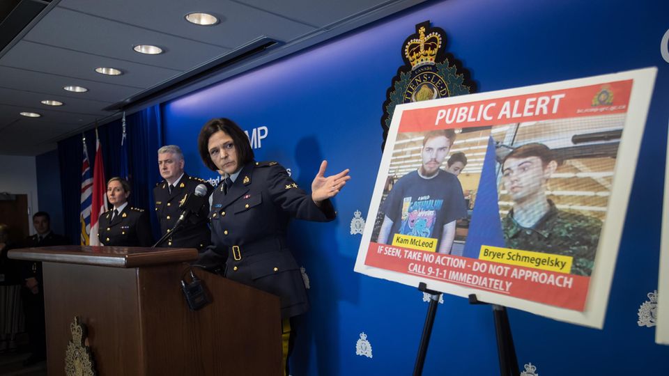 Die kanadische Polizei zeigt bei einer Pressekonferenz die beiden Gesuchten