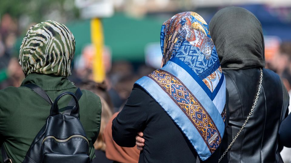 Bekommt eine hellhäutige, offensichtlich deutschstämmige Frau häufiger Unterstützung als eine Frau, deren Aussehen auf einen Migrationshintergrund schließen lässt und die einen Hidschab - eine Art Kopftuch - trägt? 