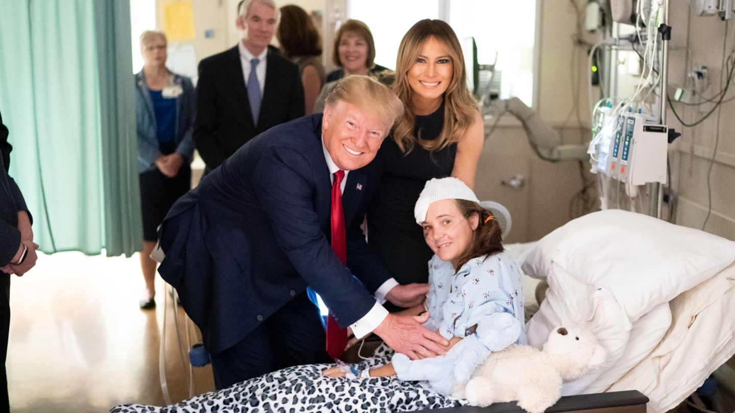 US-Präsident Donald Trump und seine Frau Melania besuchen ein Opfer des Massakers in Dayton, Ohio
