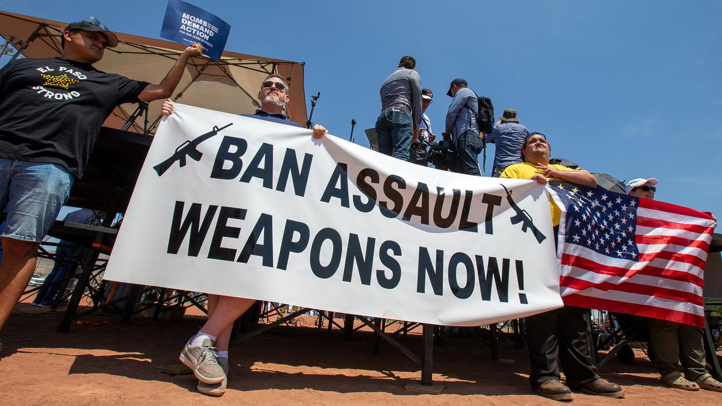 USA, El Paso: Demonstranten halten ein Banner