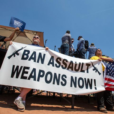 USA, El Paso: Demonstranten halten ein Banner