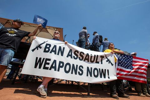 USA, El Paso: Demonstranten halten ein Banner