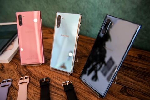 Drei Modelle des Samsung Galaxy Note 10 stehen auf einem Tisch