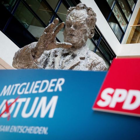 Skulptur von Willy Brandt in der SPD-Parteizentrale