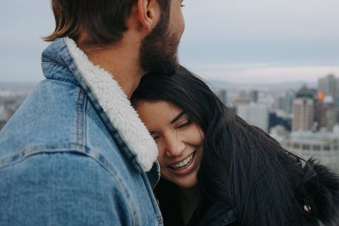 Frau und Mann umarmen sich