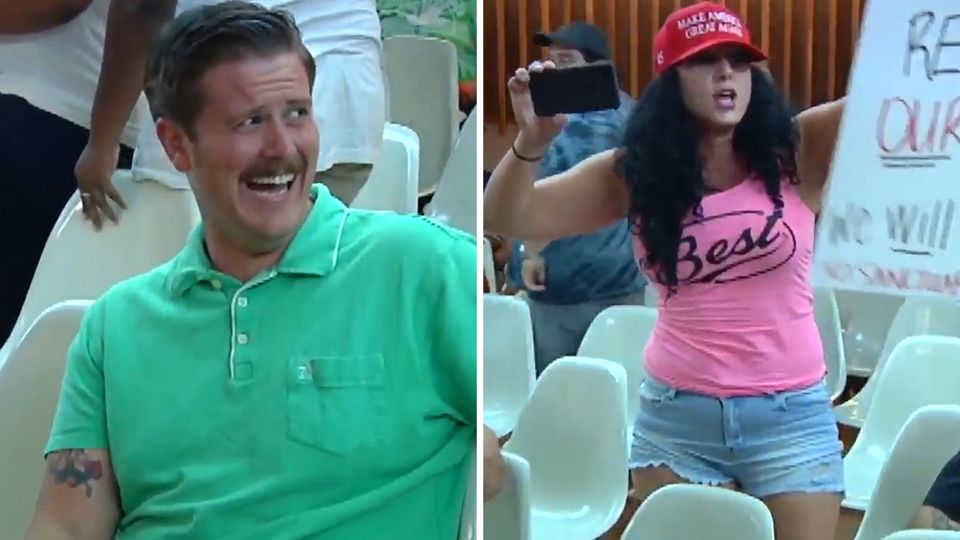 Alex Kack kann sich das Lachen während einer Stadtratssitzung in Tucson einfach nicht verkneifen Alex Kack kann sich das Lachen während einer Stadtratssitzung in Tucson einfach nicht verkneifen