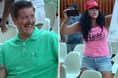 Alex Kack kann sich das Lachen während einer Stadtratssitzung in Tucson einfach nicht verkneifen