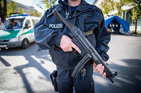 Ein Polizeibeamter mit Maschinenpistole vom Typ MP5
