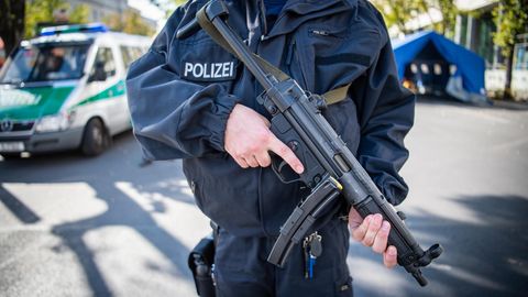 Ein Polizeibeamter mit Maschinenpistole vom Typ MP5