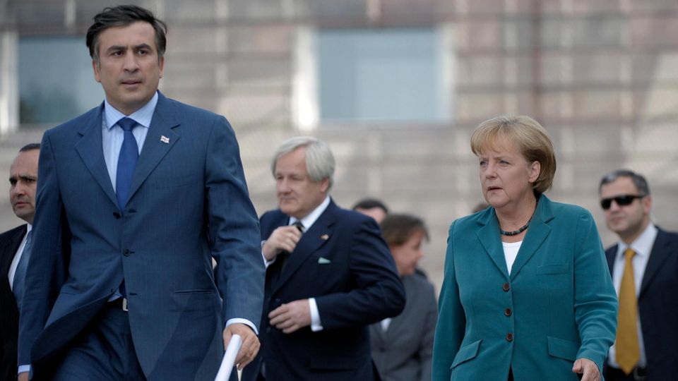 Trippelschritte in Tiflis: Merkel als Schlichterin im Streit zwischen Georgien und Russland. Vor ihr läuft Georgiens Präsident Saakaschwili.