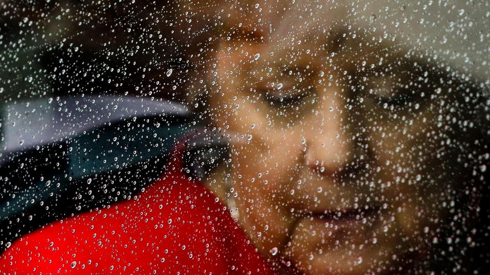 VOE STERN 32/2019 Rain drops cover the window of a car as German Chancellor Angela Merkel arrives for the opening of the James-Simon-Galerie in Berlin, Friday, July 12, 2019. The James-Simon-Galerie is the new central entrance building for Berlin's hist... Weiter, immer weiter: Merkel im Juli 2019 kurz vor der Eröffnung der James-Simon- Galerie in Berlin