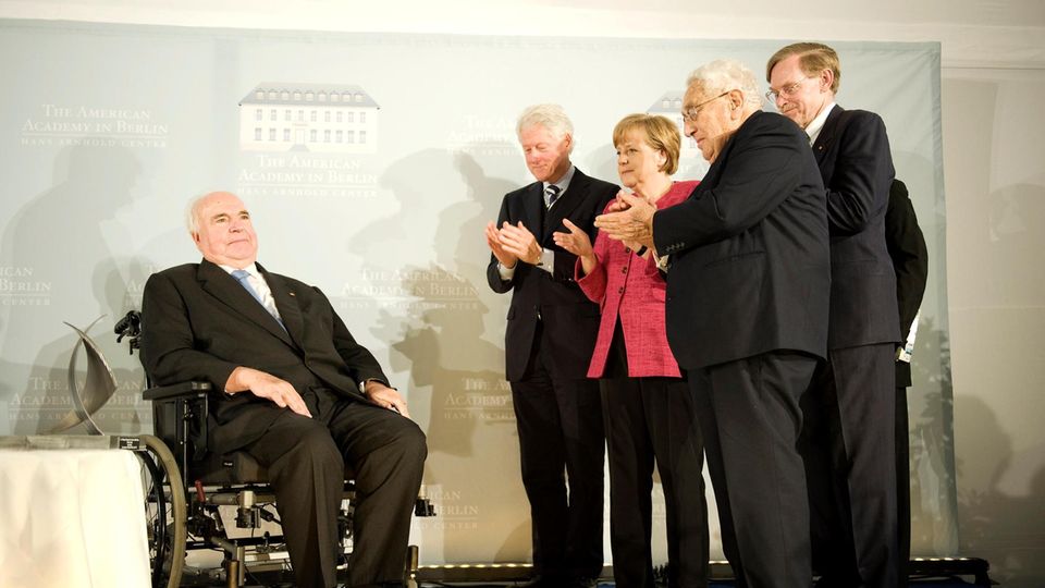 Klatschen für Kohl: Merkel mit Bill Clinton, Henry Kissinger und Academy- Präsident Norman Pearlstine (v.l.) bei der Ehrung für Altkanzler Helmut Kohl. Der erwähnt sie mit keinem Wort