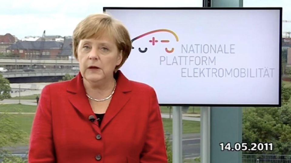 VOE STERN 32/2019 Screenshot aus Videopodcast Sa, 14.5.2011: In ihrem aktuellen Video-Podcast bekräftigt Bundeskanzlerin Angela Merkel das Ziel, Deutschland zum "Leitmarkt und Leitanbieter für Elektromobilität" zu machen. Anlässlich der Übergabe des zwe... Video-Botschafterin: Immer samstags wendet sich Merkel per Video-Podcast ans Volk. Bislang 565 Mal. 28 Stunden lang.