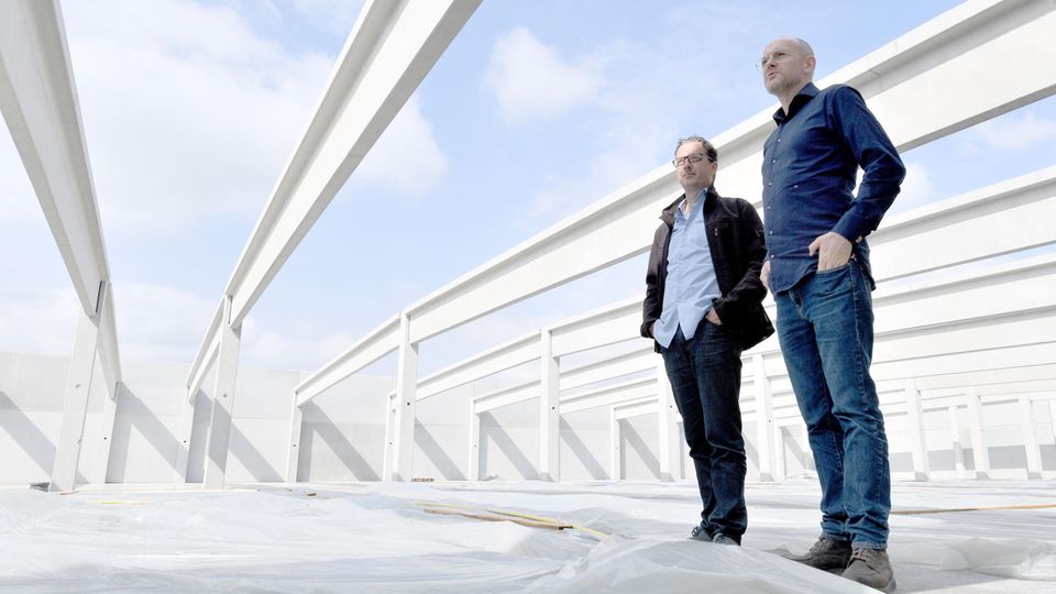 Neumünster: Hendrik Knopp (r.), Geschäftsführer des Betreibers Aphria Deutschland GmbH und Thorsten Kolisch, Baustellenleiter, stehen im Rohbau der Anlage