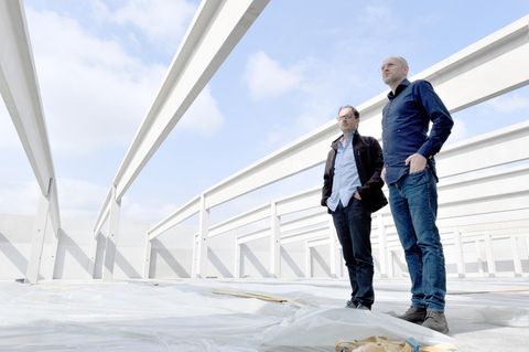 Neumünster: Hendrik Knopp (r.), Geschäftsführer des Betreibers Aphria Deutschland GmbH und Thorsten Kolisch, Baustellenleiter, stehen im Rohbau der Anlage