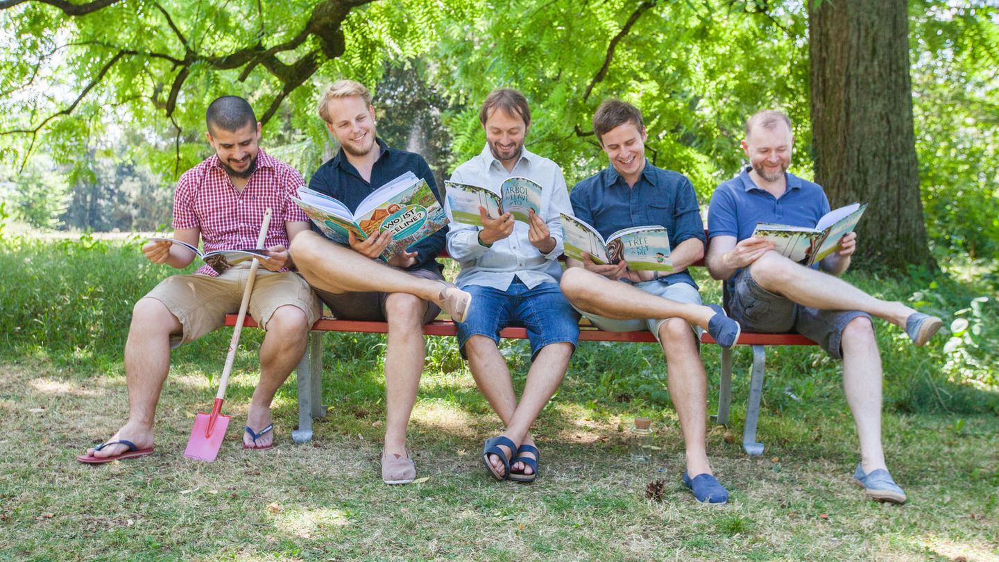 Die fünf Librio-Gründer mit ihren Büchern
