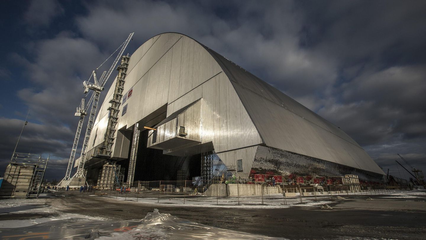 Die neue Schutzhülle über der Atomruine von Tschernobyl