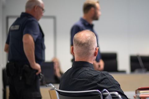 Der 44-Jährige Angeklagte soll Nacktbilder seiner Ex-Freundin im Stadtgebiet verteilt und online gestellt haben