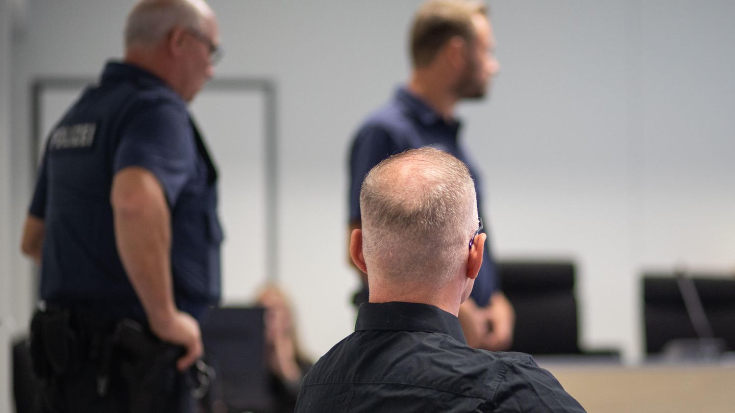 Der 44-Jährige Angeklagte soll Nacktbilder seiner Ex-Freundin im Stadtgebiet verteilt und online gestellt haben