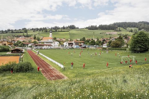Der Ball rollt, am Spielfeldrand läuft’s. FC Rettenberg II – SG Seifriedsberg/SW Sonthofen II, B-Klasse, Allgäu