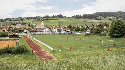 Der Ball rollt, am Spielfeldrand läuft’s. FC Rettenberg II – SG Seifriedsberg/SW Sonthofen II, B-Klasse, Allgäu