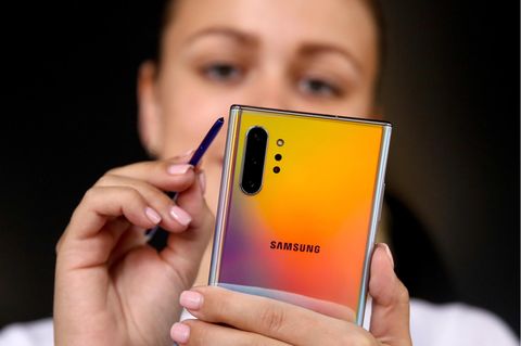 Eine Frau gibt mit dem Eingabe-Stift etwas auf dem Galaxy Note 10 ein