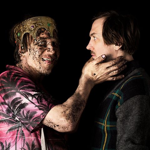 Lars Eidinger posiert für das Projekt als verdreckter Hamlet 