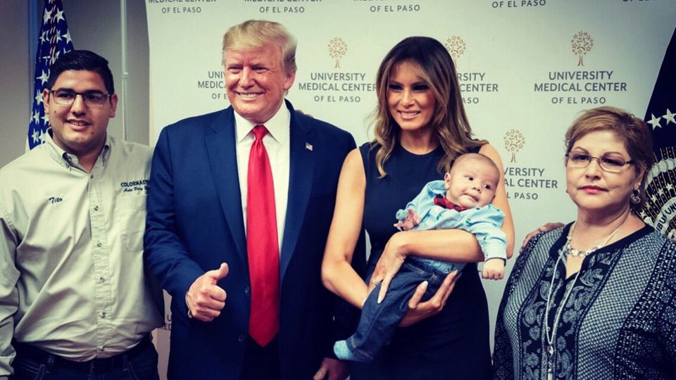 Daumen hoch: Donald und Melania Trump lassen sich mit Waisenbaby von El Paso fotografieren Daumen hoch: Donald und Melania Trump lassen sich mit Waisenbaby von El Paso fotografieren