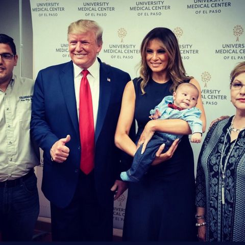 Daumen hoch: Donald und Melania Trump lassen sich mit Waisenbaby von El Paso fotografieren