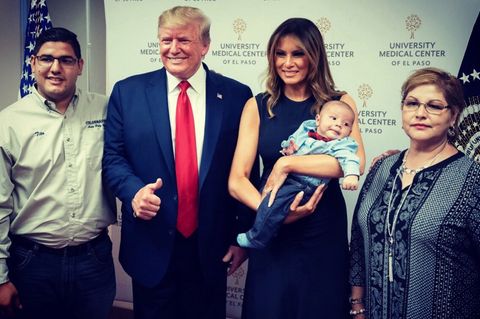 Daumen hoch: Donald und Melania Trump lassen sich mit Waisenbaby von El Paso fotografieren