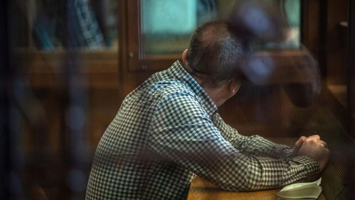 Der Angeklagte sitzt vor Beginn der Verhandlung in einem Gerichtssaal