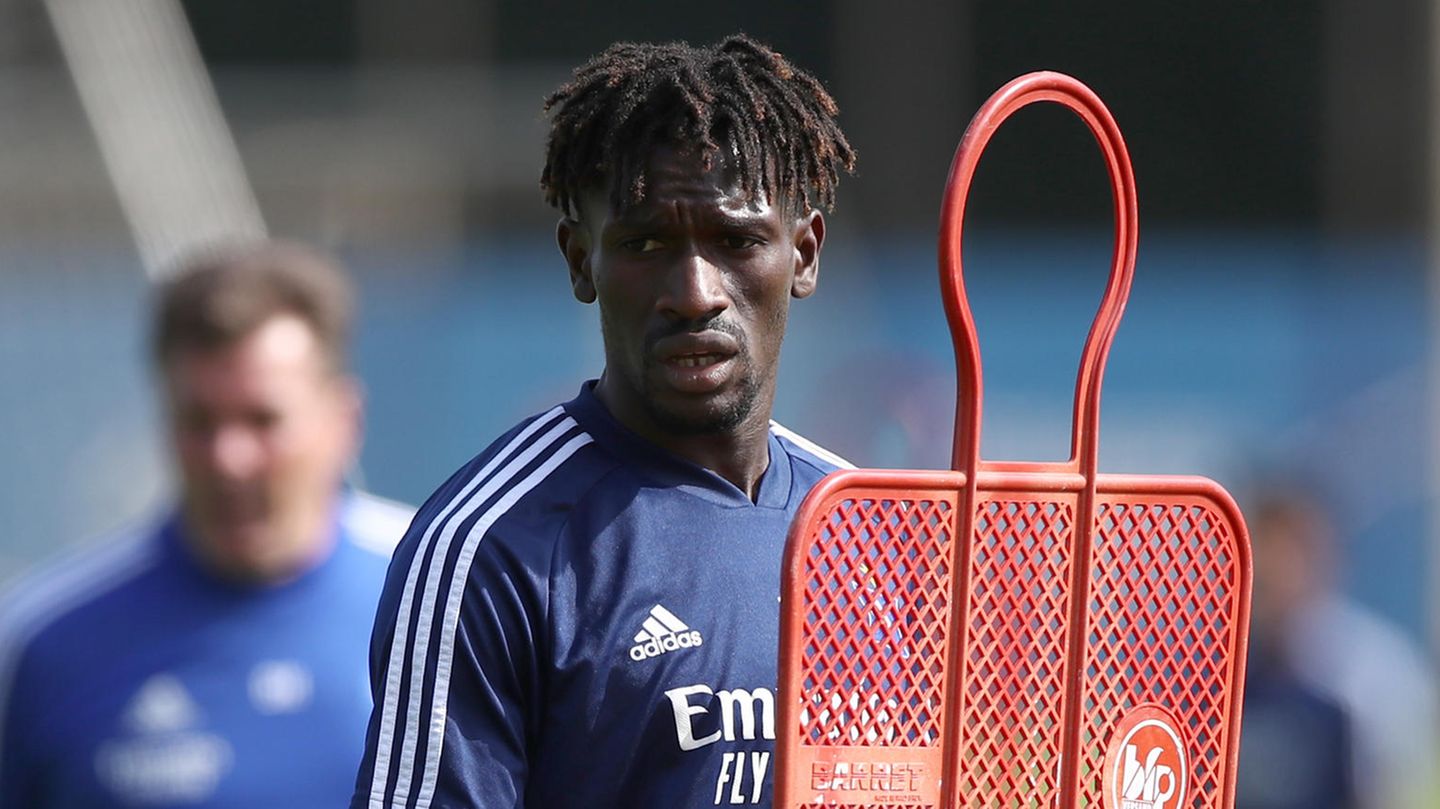 HSV-Trainer Dieter Hecking sieht keine Veranlassung, Bakary Jatta aus der Mannschaft zu nehmen