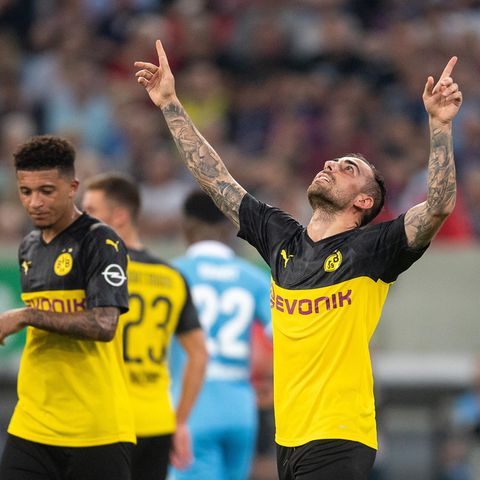 Dortmunds Torschütze Paco Alcacer (r) jubelt nach seinem Treffer zum 2:0