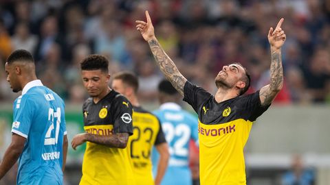Dortmunds Torschütze Paco Alcacer (r) jubelt nach seinem Treffer zum 2:0