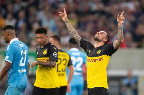 Dortmunds Torschütze Paco Alcacer (r) jubelt nach seinem Treffer zum 2:0