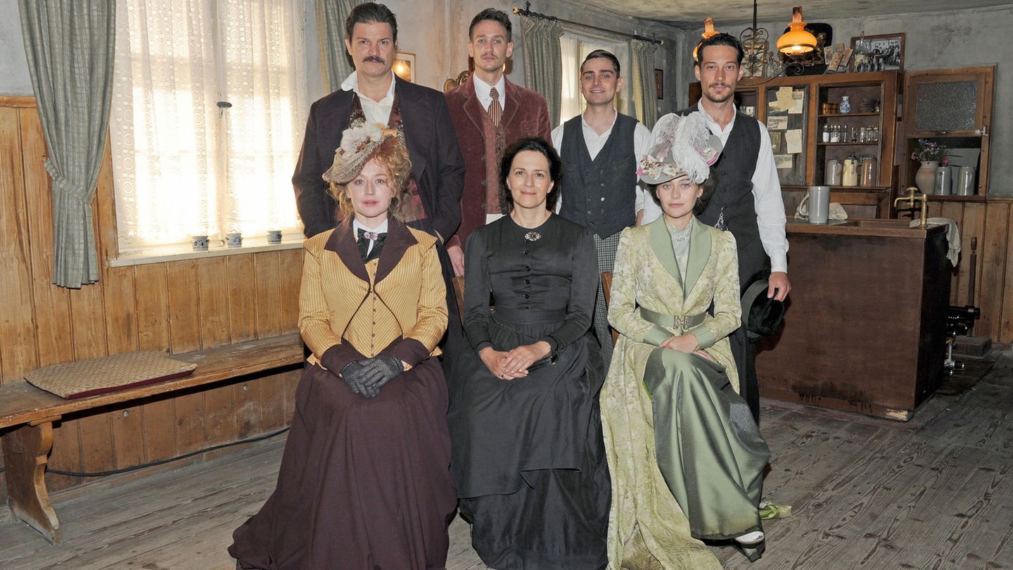 Die Schauspieler Misel Maticevic (l-r, hinten), Vladimir Burkalov, Markus Krojer, Klaus Steinbacher, sowie (l-r, vorn) Brigitte Hobmeier, Martina Gedeck und Mercedes Müller lächeln bei einem Fototermin zur TV-Serie "Oktoberfest - 1900"