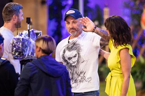 Zlatko (Mitte) winkt bei der Auftaktshow zur neuen Staffel der Sat.1 Realityshow "Promi Big Brother"
