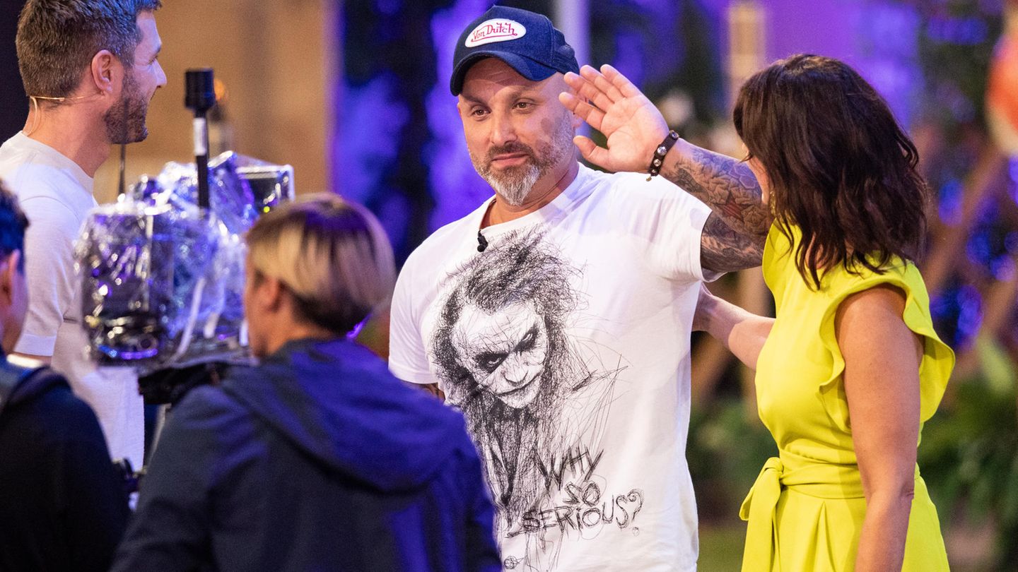 Zlatko (Mitte) winkt bei der Auftaktshow zur neuen Staffel der Sat.1 Realityshow "Promi Big Brother"