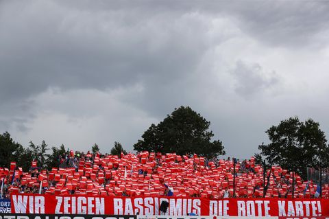 Anhänger des FC Schalke 04 setzen ein Zeichen gegen Rassismus