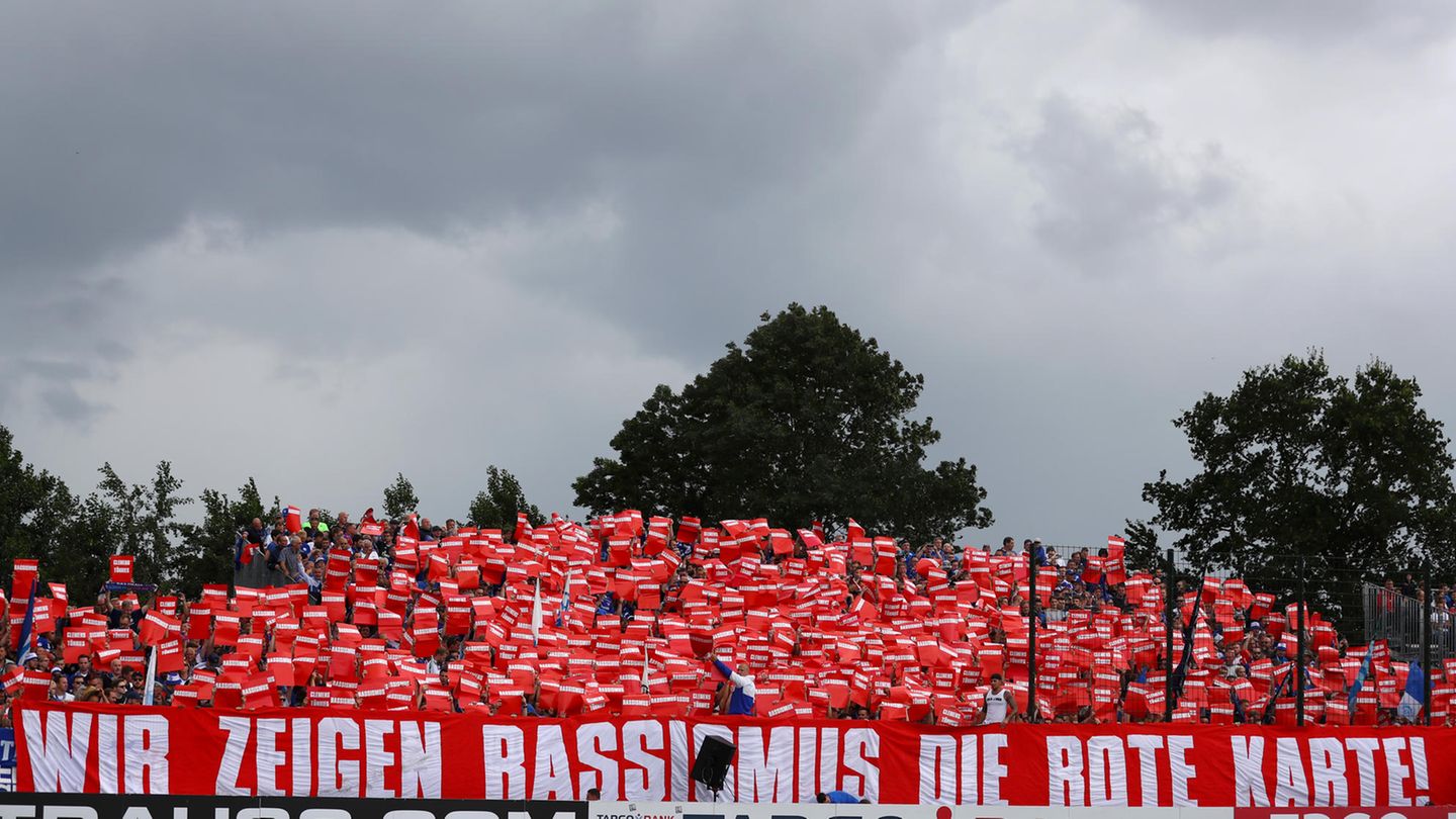 Anhänger des FC Schalke 04 setzen ein Zeichen gegen Rassismus