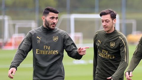 Sead Kolasinac (l) und Mesut Özil bei einer Trainingseinheit des FC Arsenal.