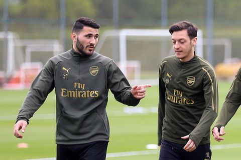 Sead Kolasinac (l) und Mesut Özil bei einer Trainingseinheit des FC Arsenal.