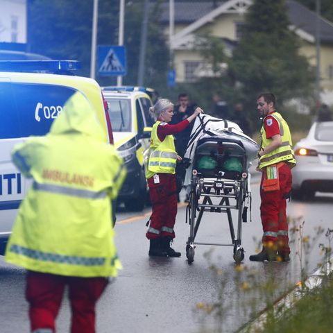 Norwegen, Oslo: Rettungssanitäter treffen am Einsatzort ein