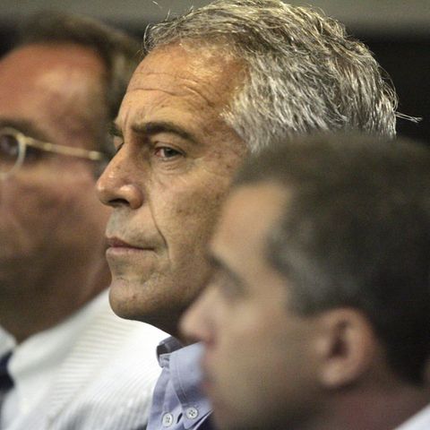 2008 stand Jeffrey Epstein in Florida vor Gericht, kam aber mit einer kleinen Strafe davon.