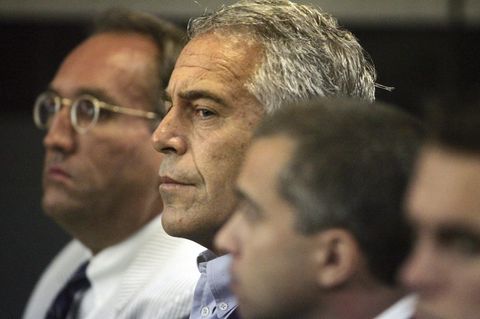 2008 stand Jeffrey Epstein in Florida vor Gericht, kam aber mit einer kleinen Strafe davon.