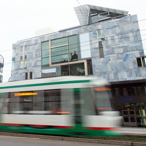 Sachsen-Anhalt, Magdeburg: Eine Straßenbahn fährt am Gebäude der NordLB vorbei