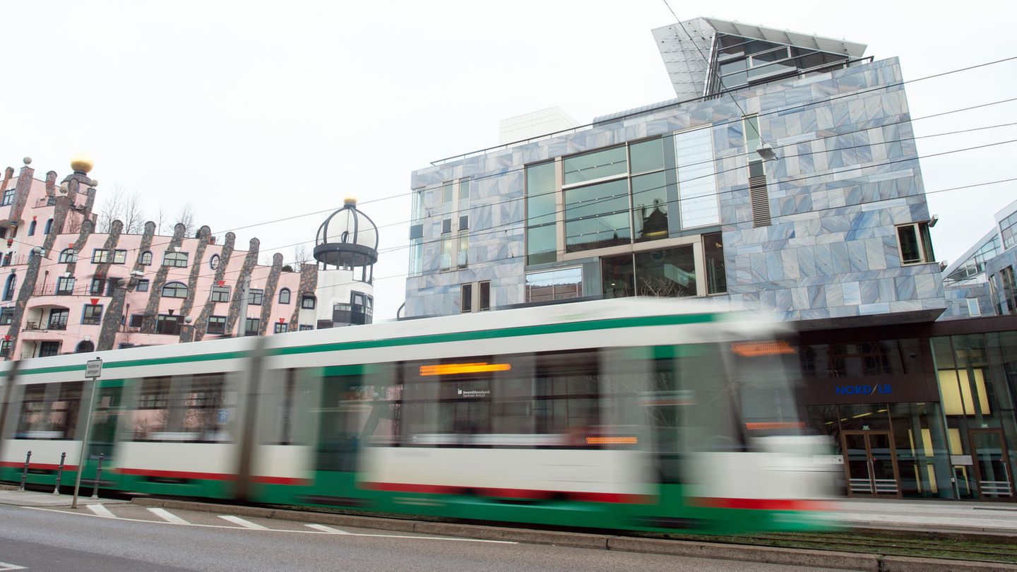 Sachsen-Anhalt, Magdeburg: Eine Straßenbahn fährt am Gebäude der NordLB vorbei